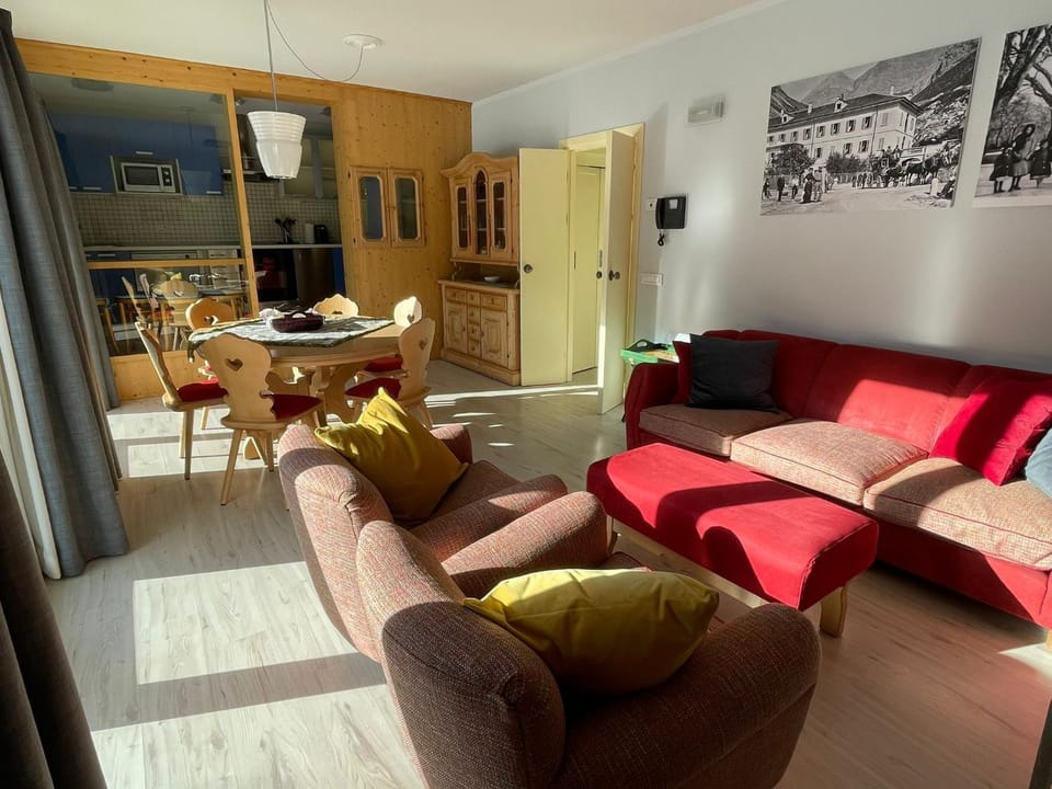 Living room, Seating area, Dining area