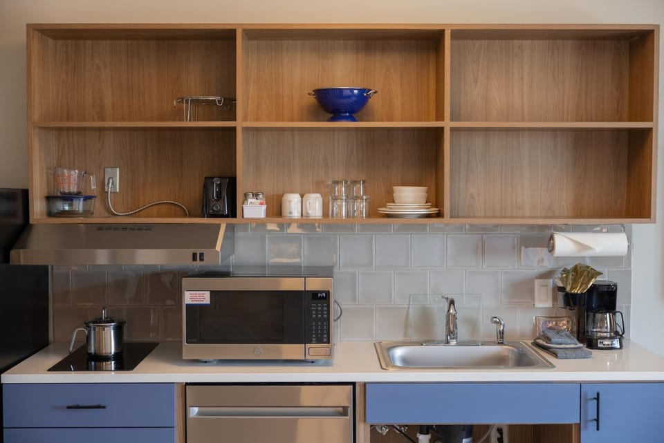 Coffee/tea facilities, Kitchen or kitchenette, stove, toaster