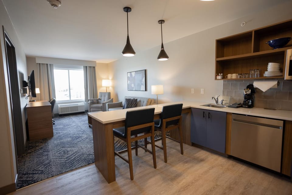 Kitchen or kitchenette, Living room, Seating area, Dining area
