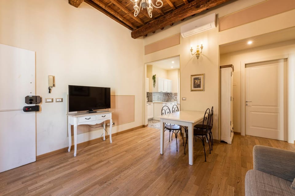 TV and multimedia, Living room, Seating area, Dining area