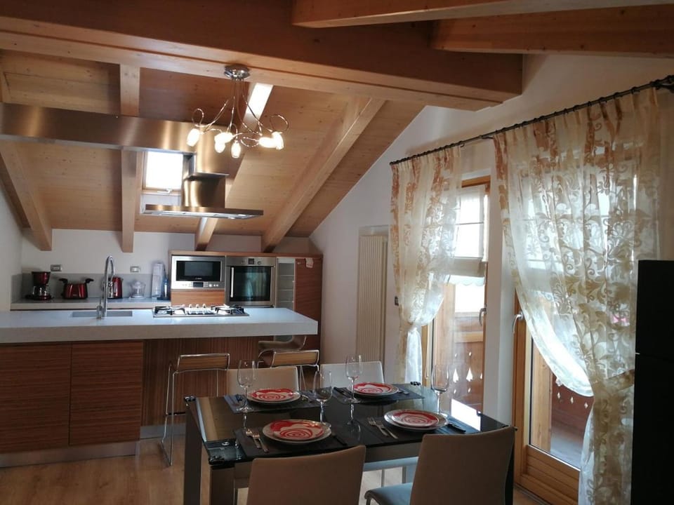 Kitchen or kitchenette, Dining area
