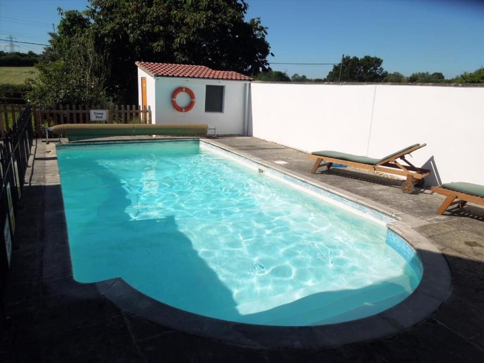 Beautiful 2 bedroom guest house with private pool in Lacock, Wiltshire House in England