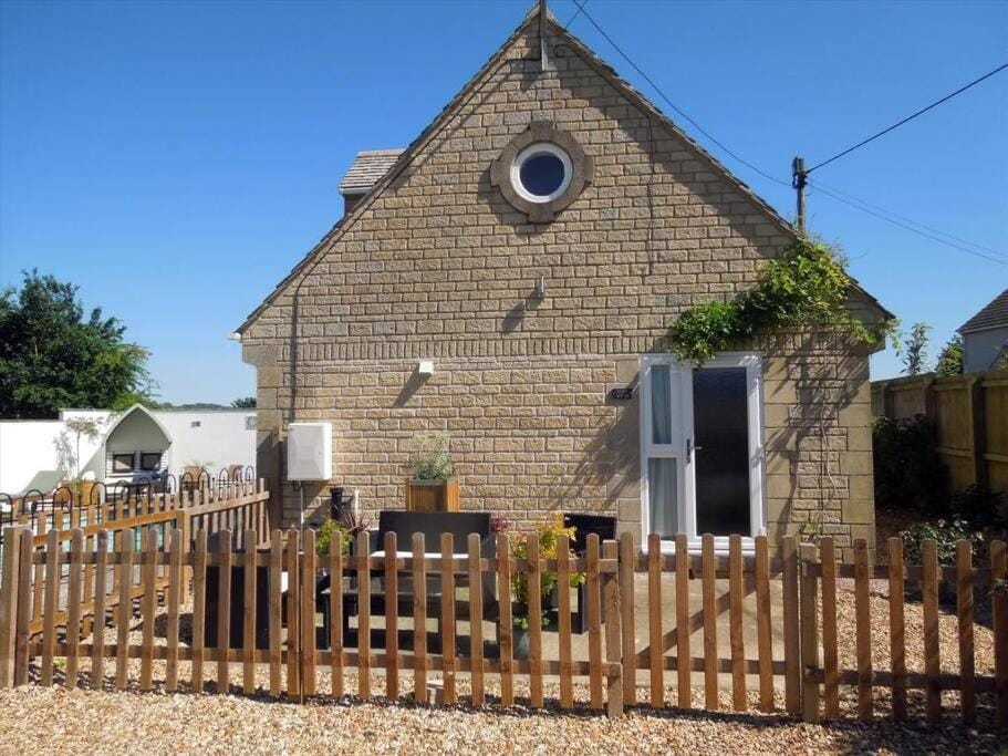 Beautiful 2 bedroom guest house with private pool in Lacock, Wiltshire House in England