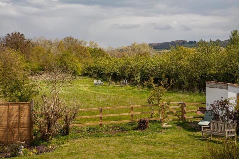 Beautiful 2 bedroom guest house with private pool in Lacock, Wiltshire House in England
