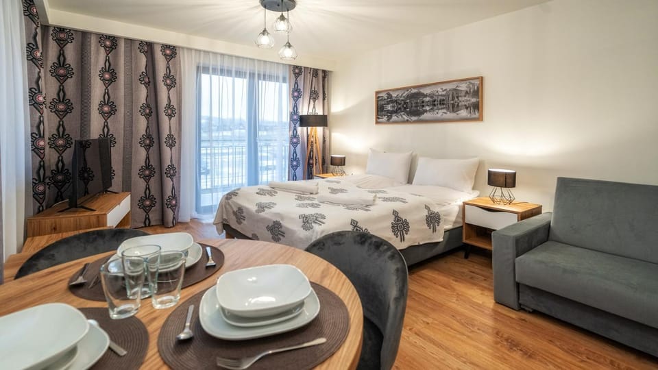Bed, TV and multimedia, Seating area, Dining area