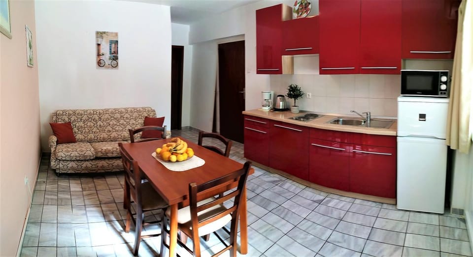 Kitchen or kitchenette, Dining area