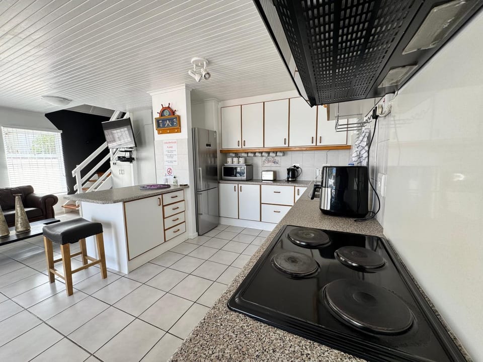 Coffee/tea facilities, Kitchen or kitchenette, dishwasher, oven, stove, toaster