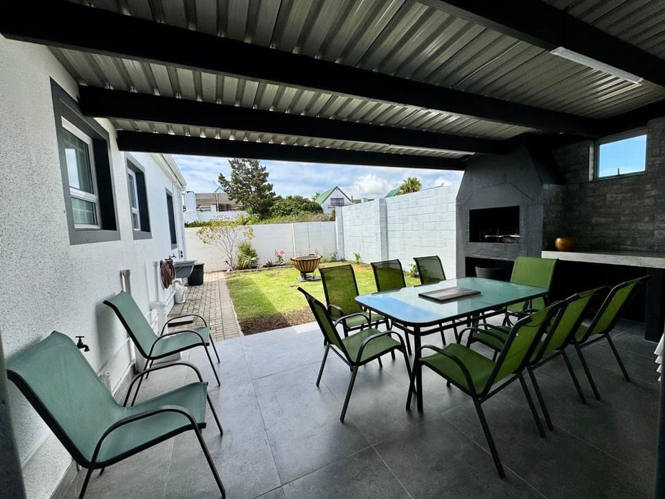 Patio, BBQ facilities, Garden, Seating area, Dining area