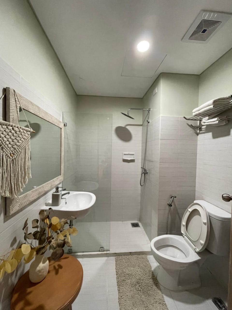 Shower, Bathroom, bidet, towels