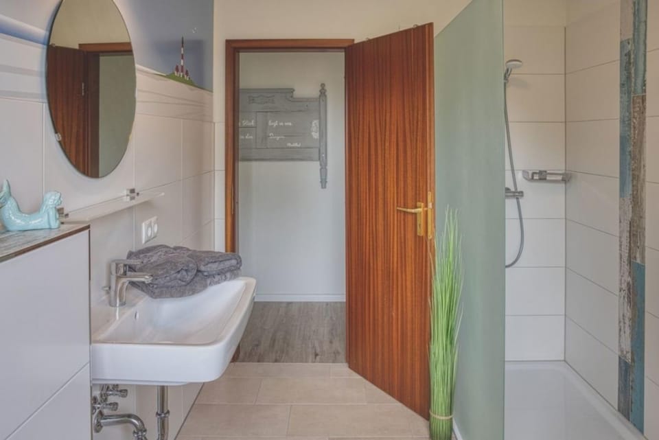 Landhaus Sonnenglück-freistehend und eingezäunt auf ca 1,20m House in Nordfriesland