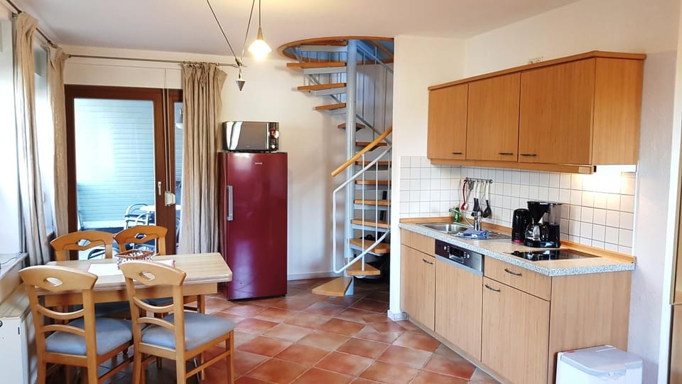 Coffee/tea facilities, Kitchen or kitchenette, Dining area, dishwasher, toaster