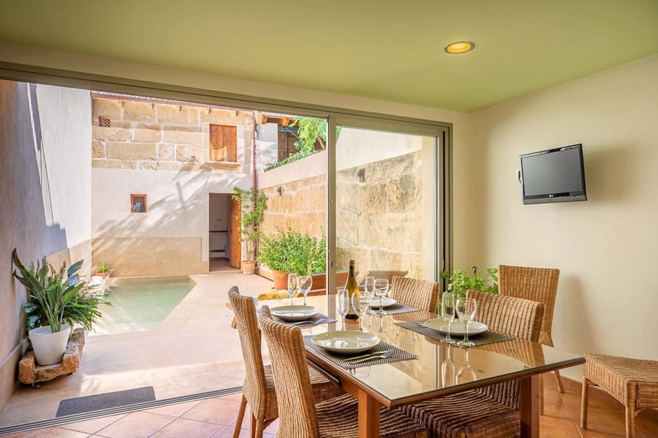 TV and multimedia, Dining area, Pool view