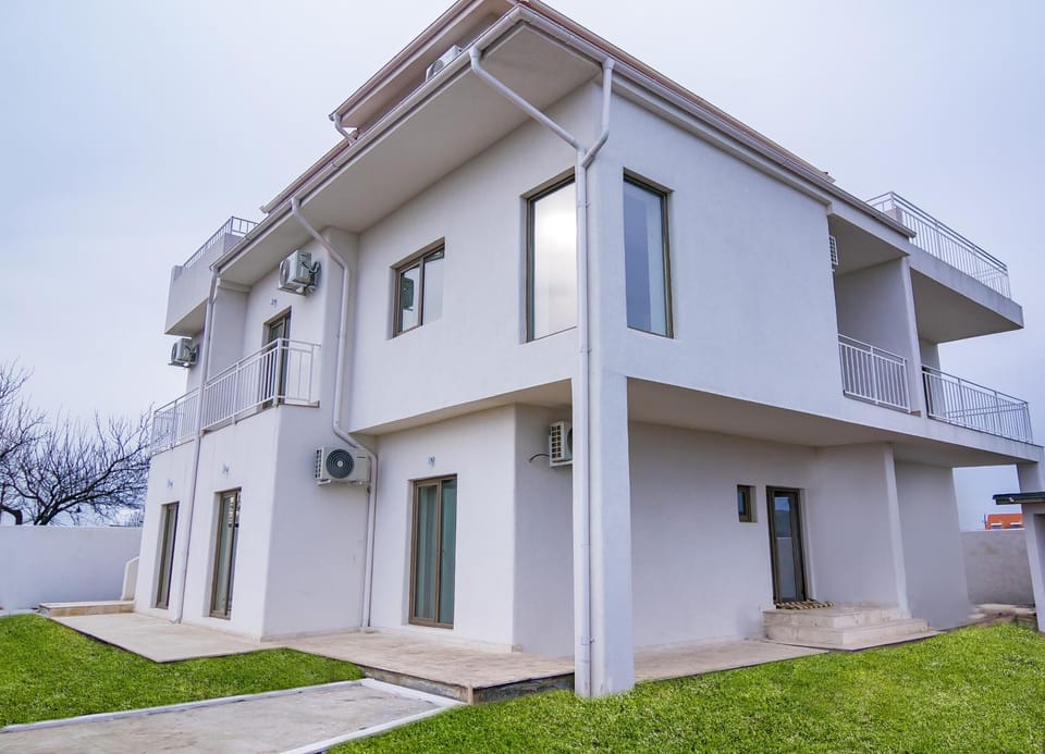 Property building, Facade/entrance, Garden