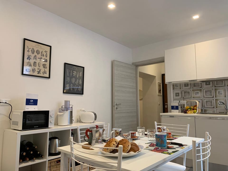 Dining area, kitchen