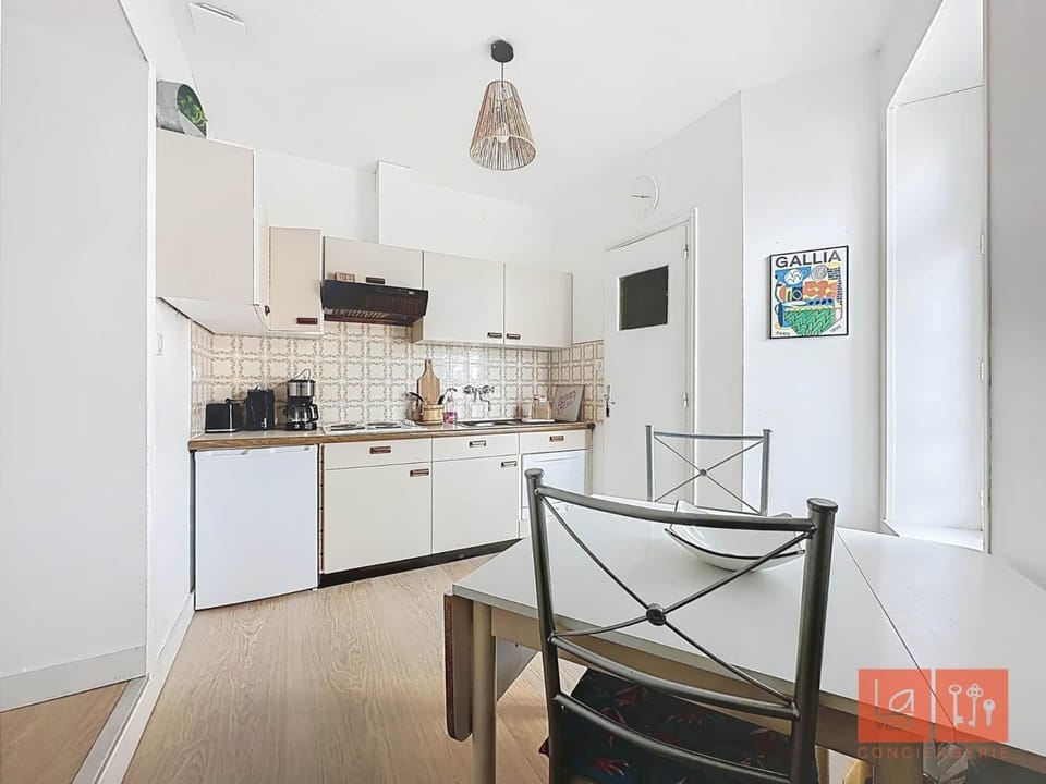 Kitchen or kitchenette, Dining area, dishwasher, stove