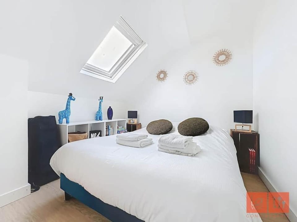 Bed, Photo of the whole room