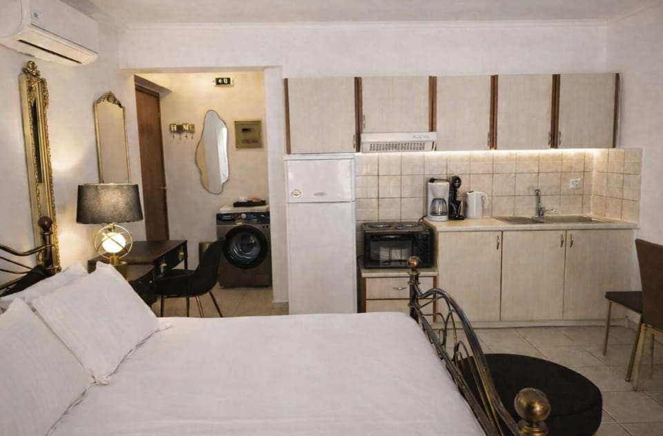 Coffee/tea facilities, View (from property/room), Kitchen or kitchenette, Photo of the whole room