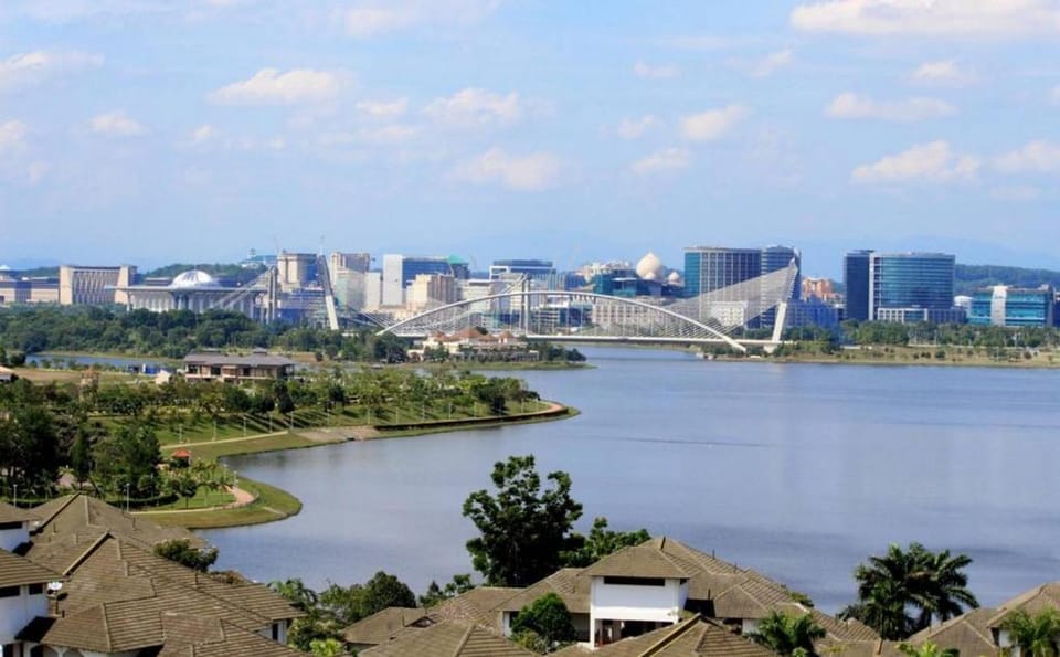 Lakeview Duplex Apartment Free WiFi and Netflix Apartment in Putrajaya