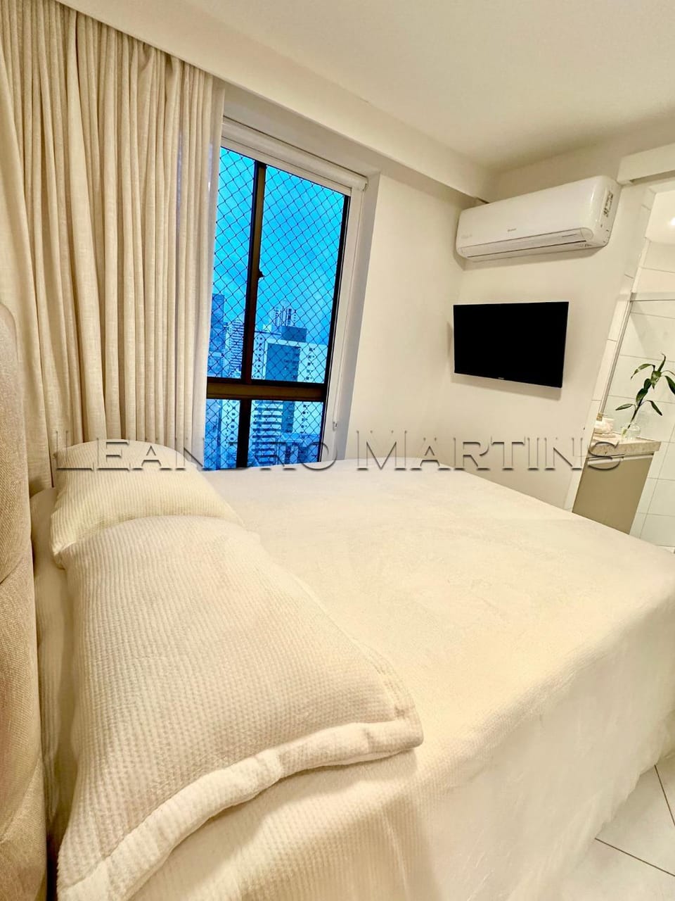 Bed, Photo of the whole room, Bedroom, air conditioner