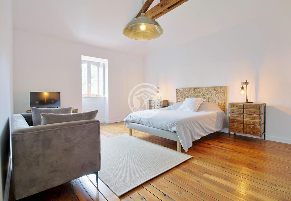 Photo of the whole room, Bedroom