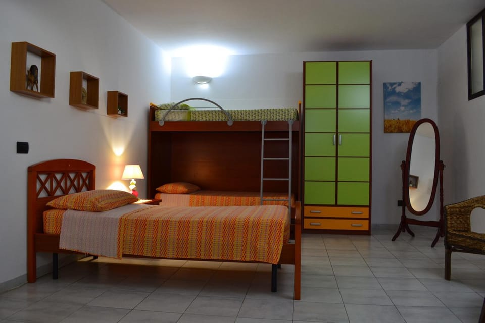 Bedroom, bunk bed