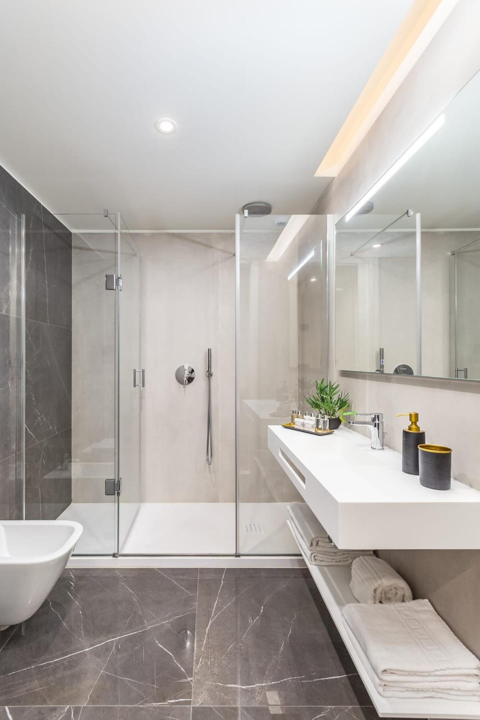 Shower, Toilet, Bathroom, towels
