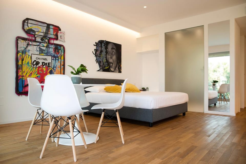 Bed, Living room, Photo of the whole room, Seating area, Dining area, Bedroom