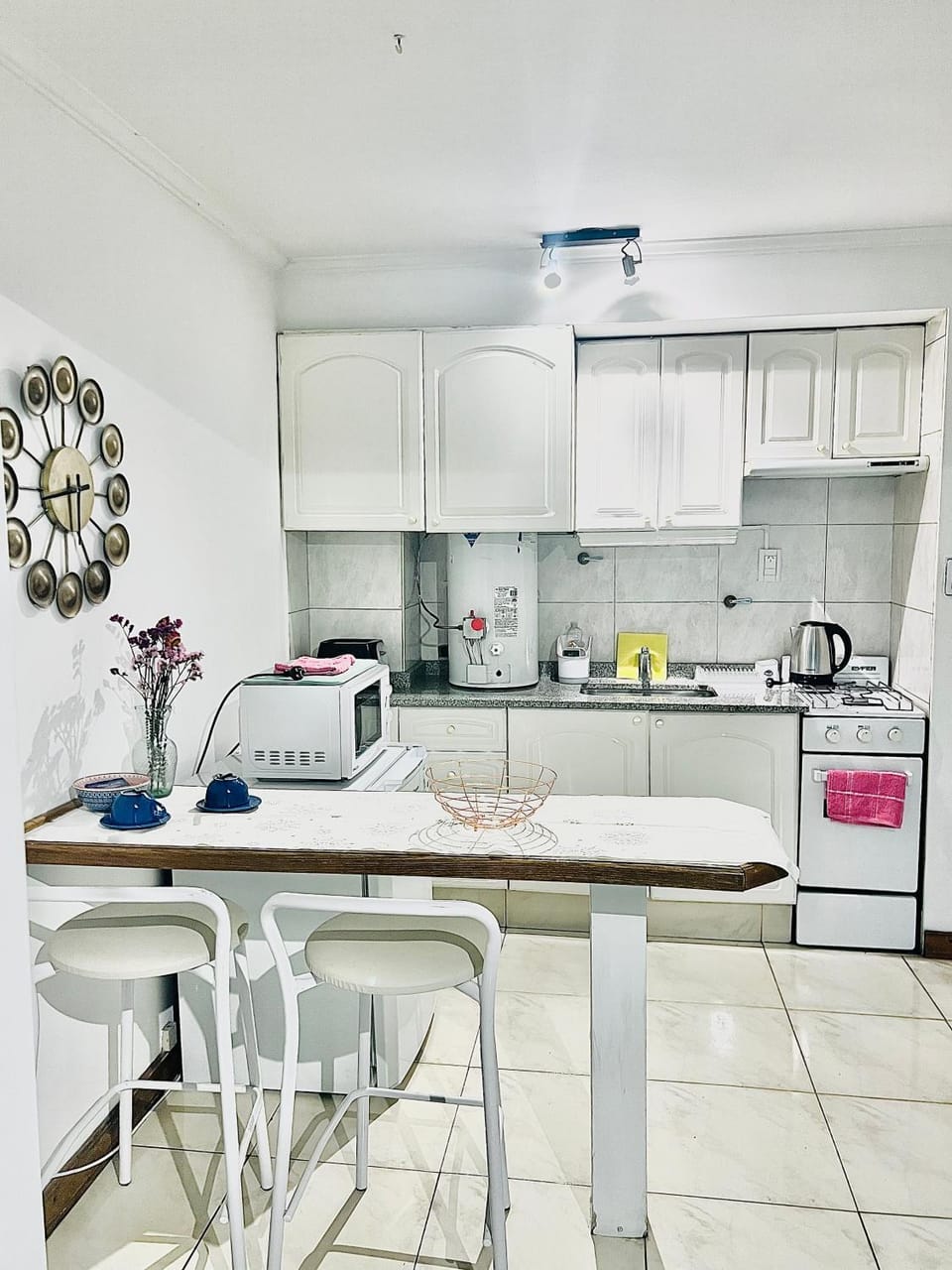Coffee/tea facilities, Kitchen or kitchenette, Dining area, oven, stove, toaster