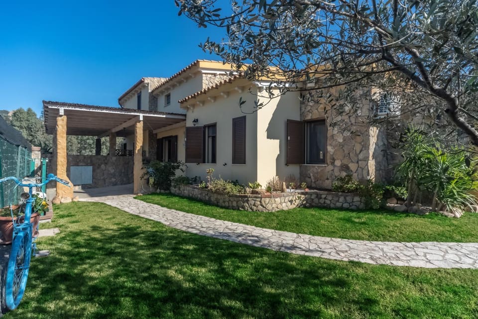 Property building, Facade/entrance, Garden