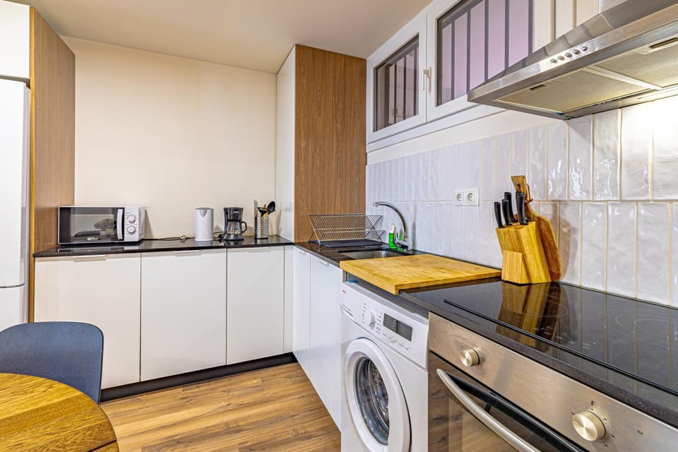 Coffee/tea facilities, microwave, stove, washing machine, kitchen