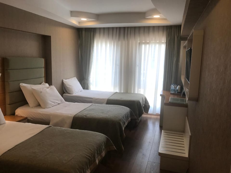 Bed, TV and multimedia, Bedroom