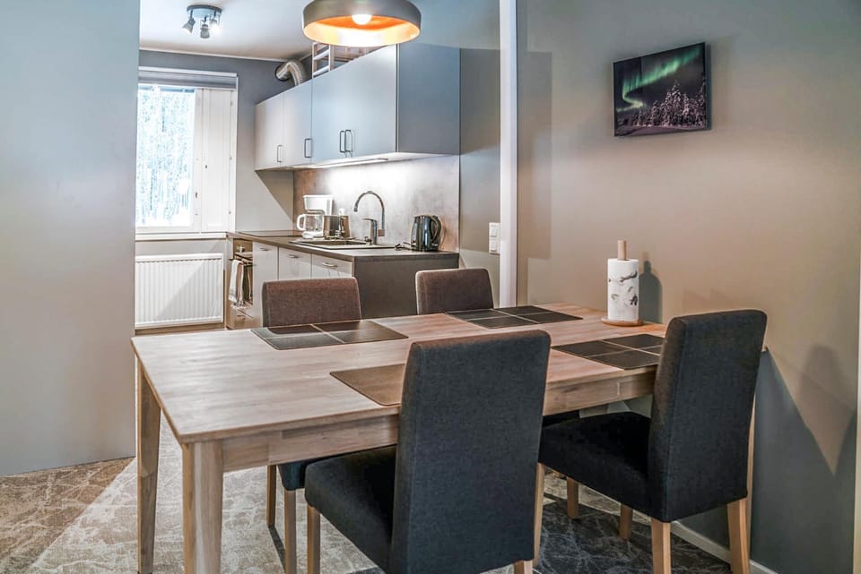 Kitchen or kitchenette, Dining area