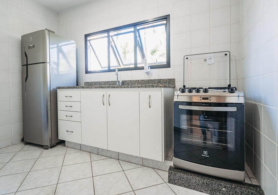 Kitchen or kitchenette, minibar, stove