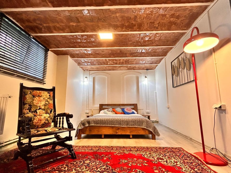 Bed, Photo of the whole room, Seating area, Bedroom