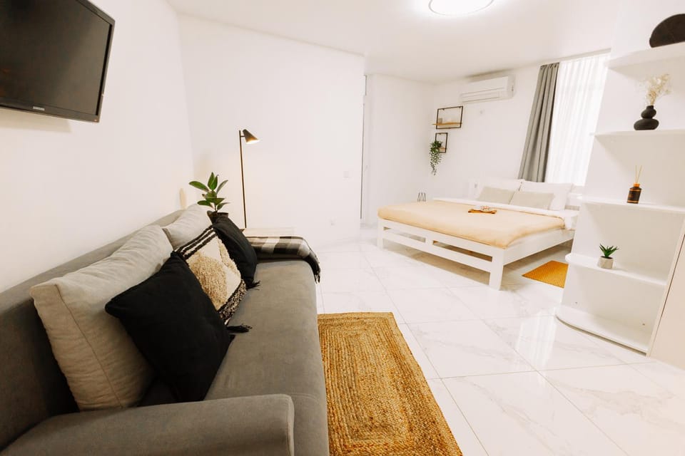 Bed, TV and multimedia, Living room, Photo of the whole room, Seating area