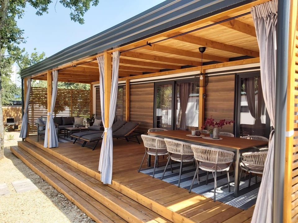 Patio, Day, Dining area, sunbed