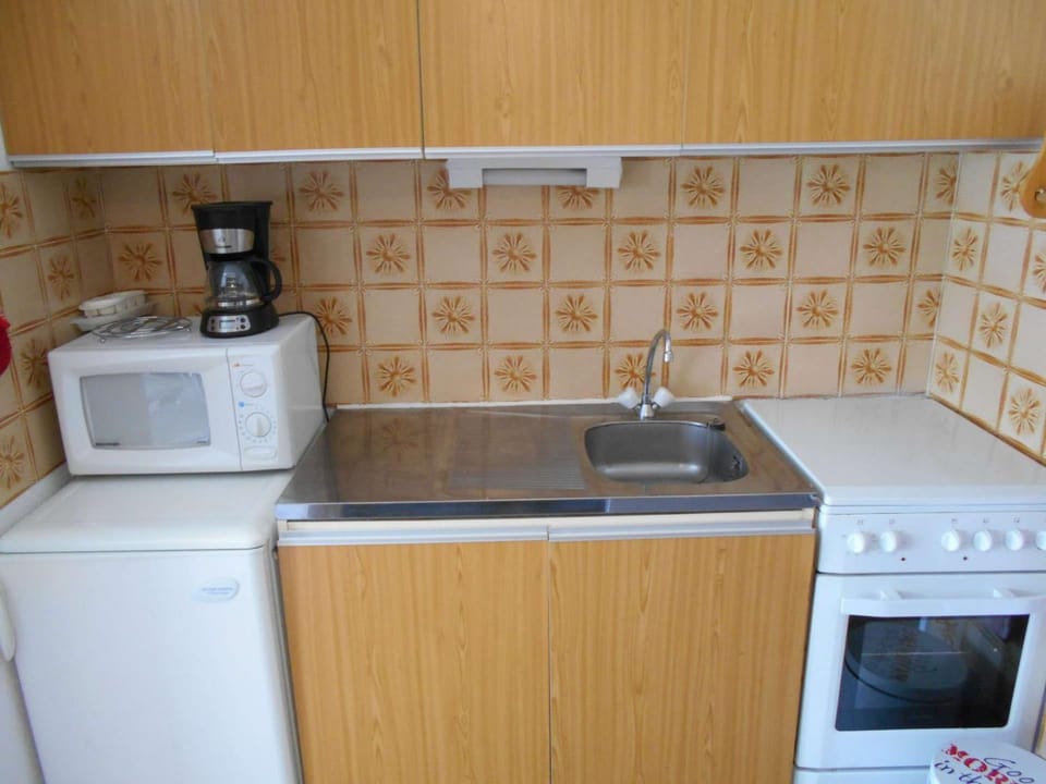 Studio cabine avec terrasse, parking et jardin - 4 couchages - Le Grau-du-Roi - FR-1-250-222 Cabin in Le Grau-du-Roi