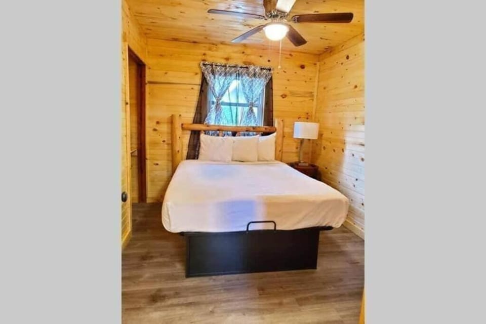 Big Bear River House, Outdoor Grill, River Access, 3 Beds House in Pigeon Forge