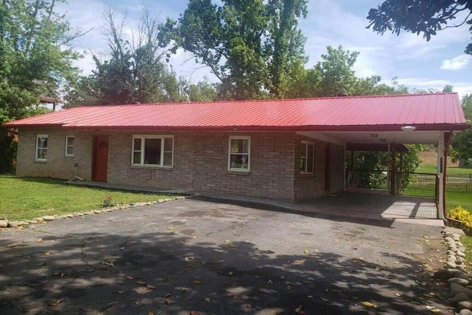 Big Bear River House, Outdoor Grill, River Access, 3 Beds House in Pigeon Forge