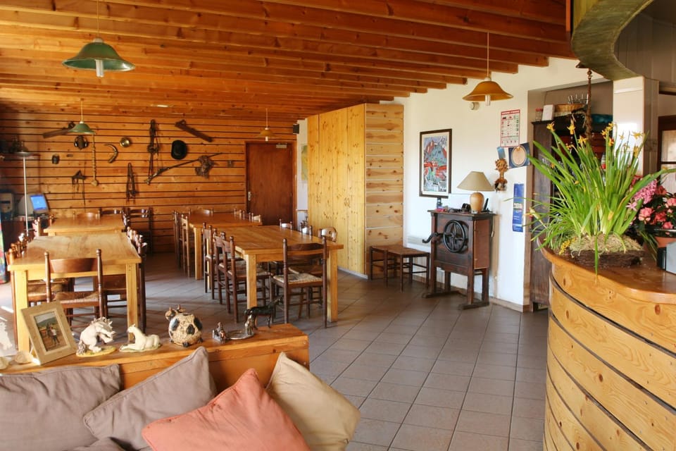 Restaurant/places to eat, Lounge or bar