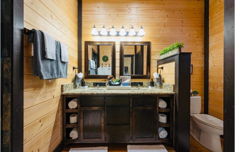 Knotty and Nice Luxury Cabin Cabin in Broken Bow