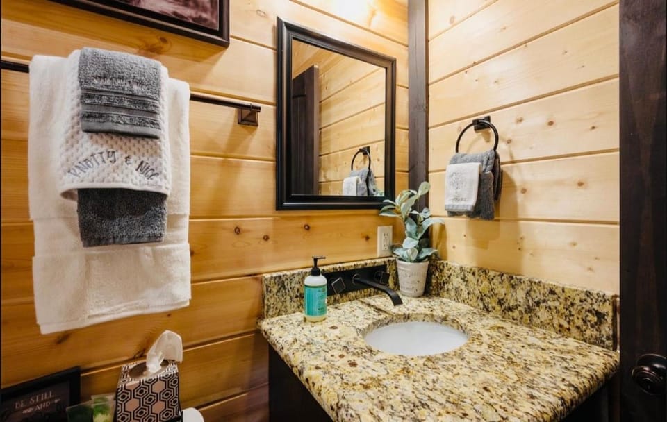 Knotty and Nice Luxury Cabin Cabin in Broken Bow