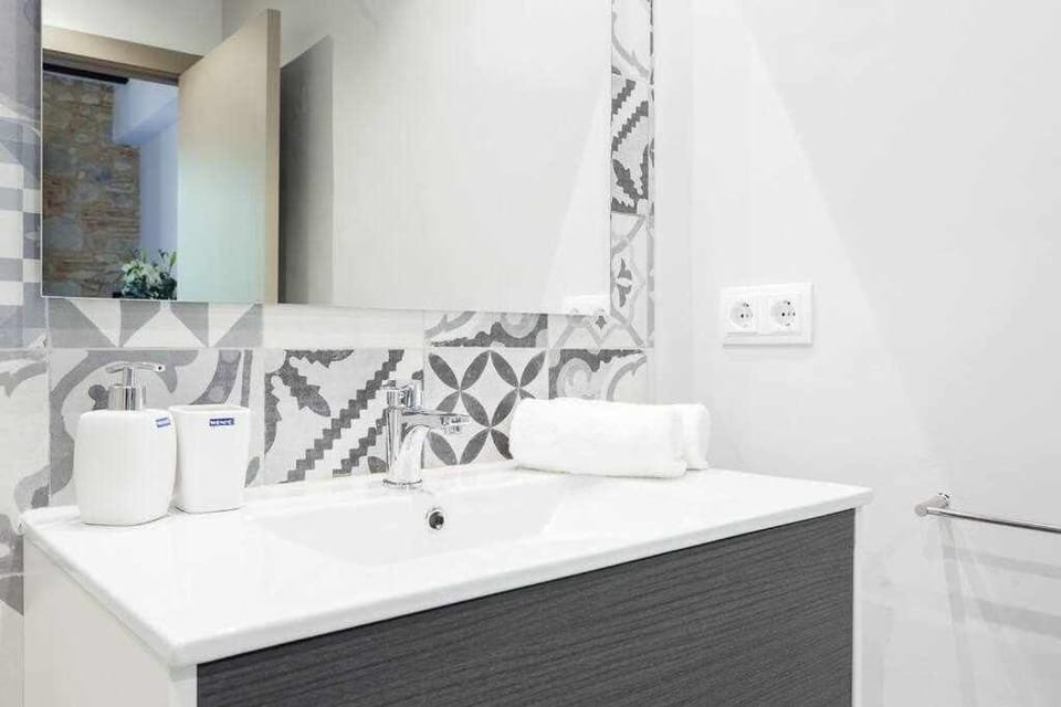 Sleep & Stay- Home with balcony Bonaventura 3 Apartment in Girona