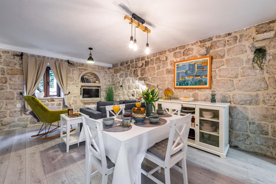 Living room, Food and drinks, Seating area, Dining area