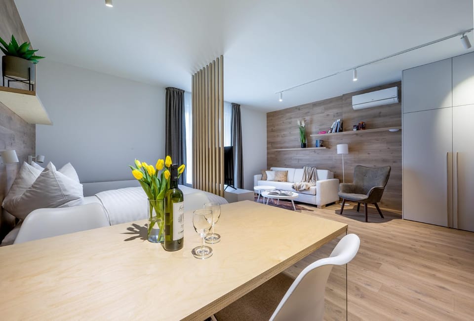 Bed, TV and multimedia, Living room, Seating area, Dining area, Bedroom