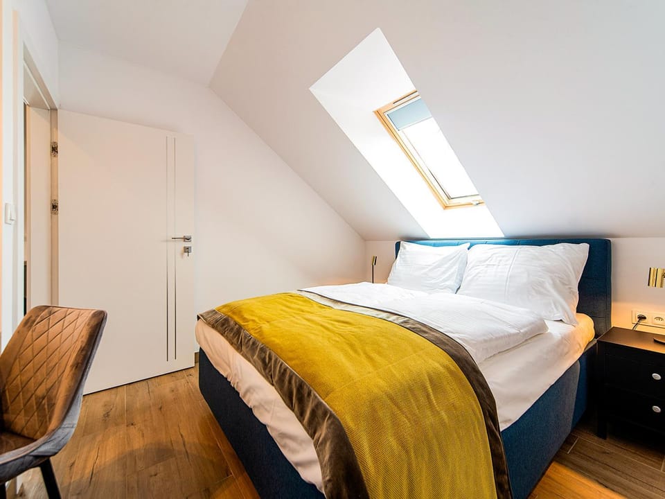 Bed, Photo of the whole room, Seating area, Bedroom, Guests