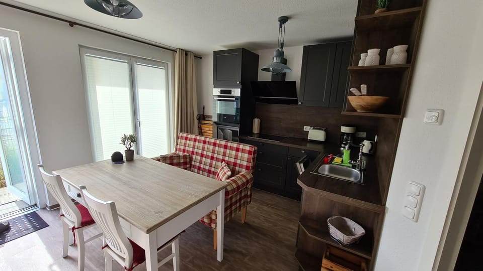 Kitchen or kitchenette, Dining area