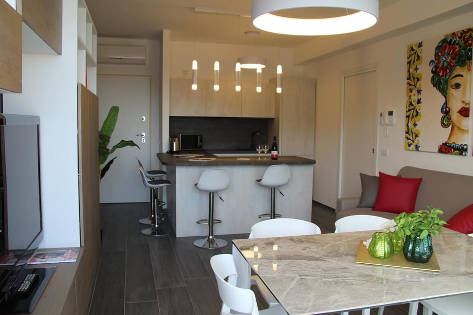 Kitchen or kitchenette, Living room, Seating area, Dining area