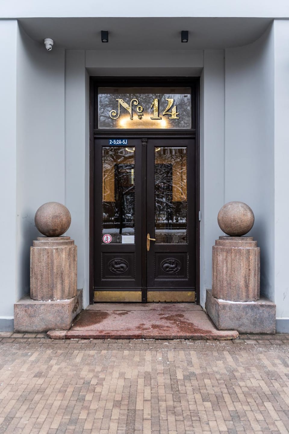 Property building, Nearby landmark, Facade/entrance, Neighbourhood, Decorative detail, Street view, Location