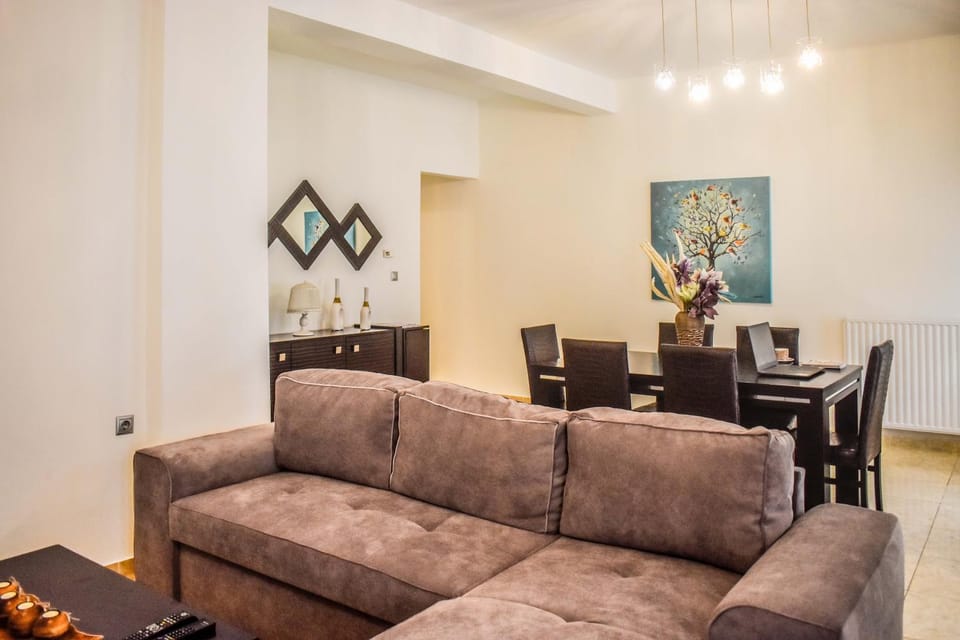 Living room, Photo of the whole room, Decorative detail, Seating area, Dining area, Family, internet, air conditioner